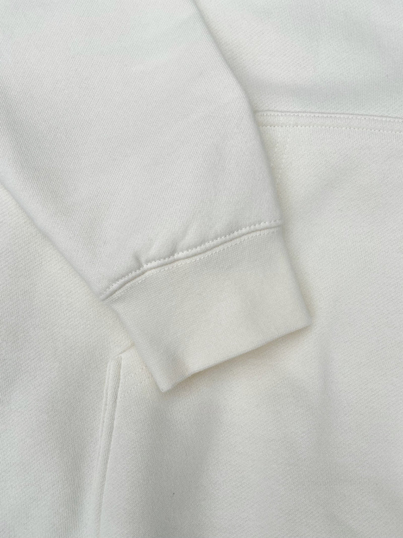 Hoodie de qualité supérieure « Les forces naturelles » — couleur blanc crème — étampe Okra  — détail de la manche