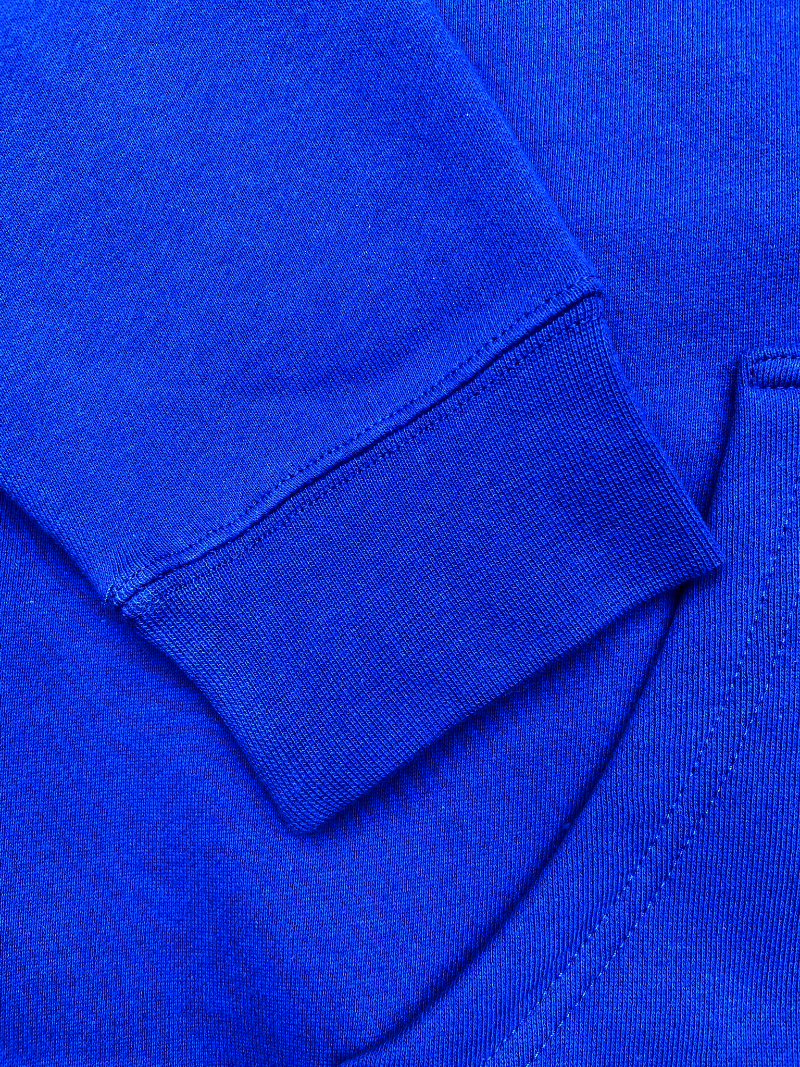 Hoodie de qualité supérieure « Les forces naturelles » — couleur beu — étampe Poivron rouge — détail de la manche