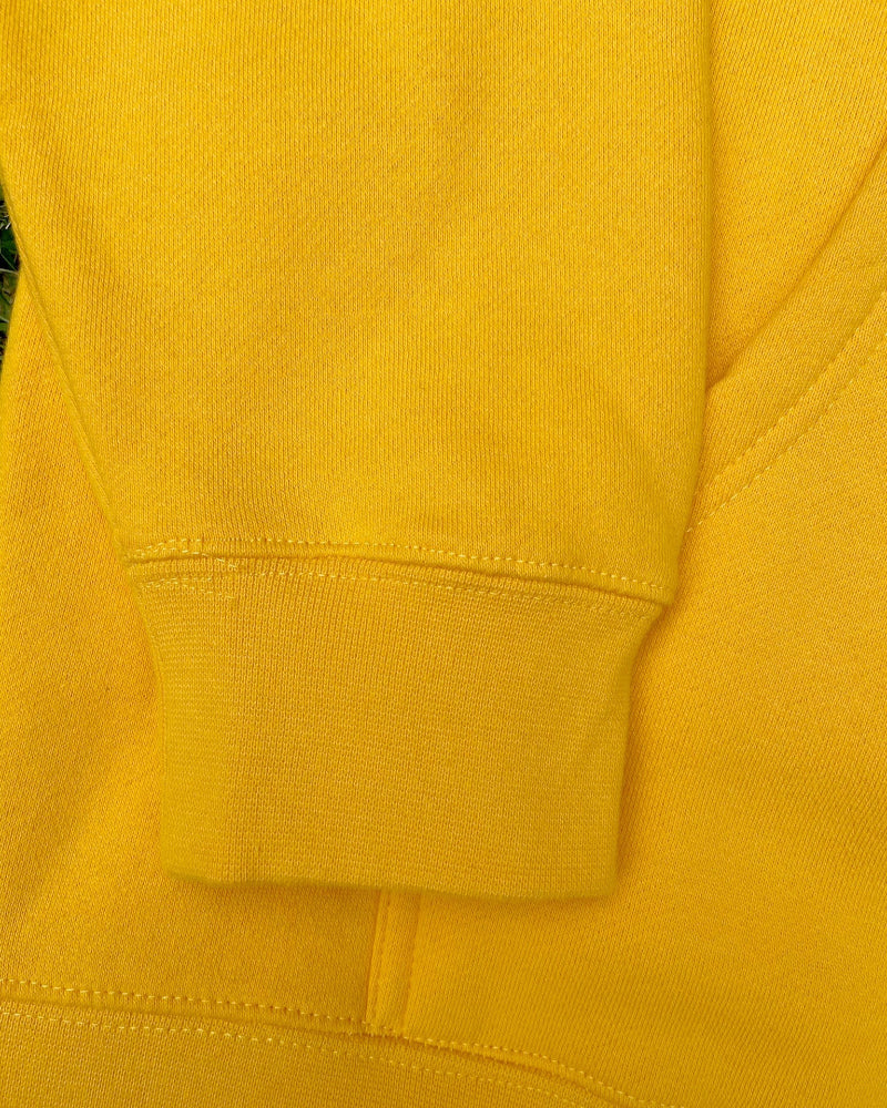 Hoodie de qualité supérieure « Les forces naturelles » — couleur jaune — étampe Carotte — détail de la manche