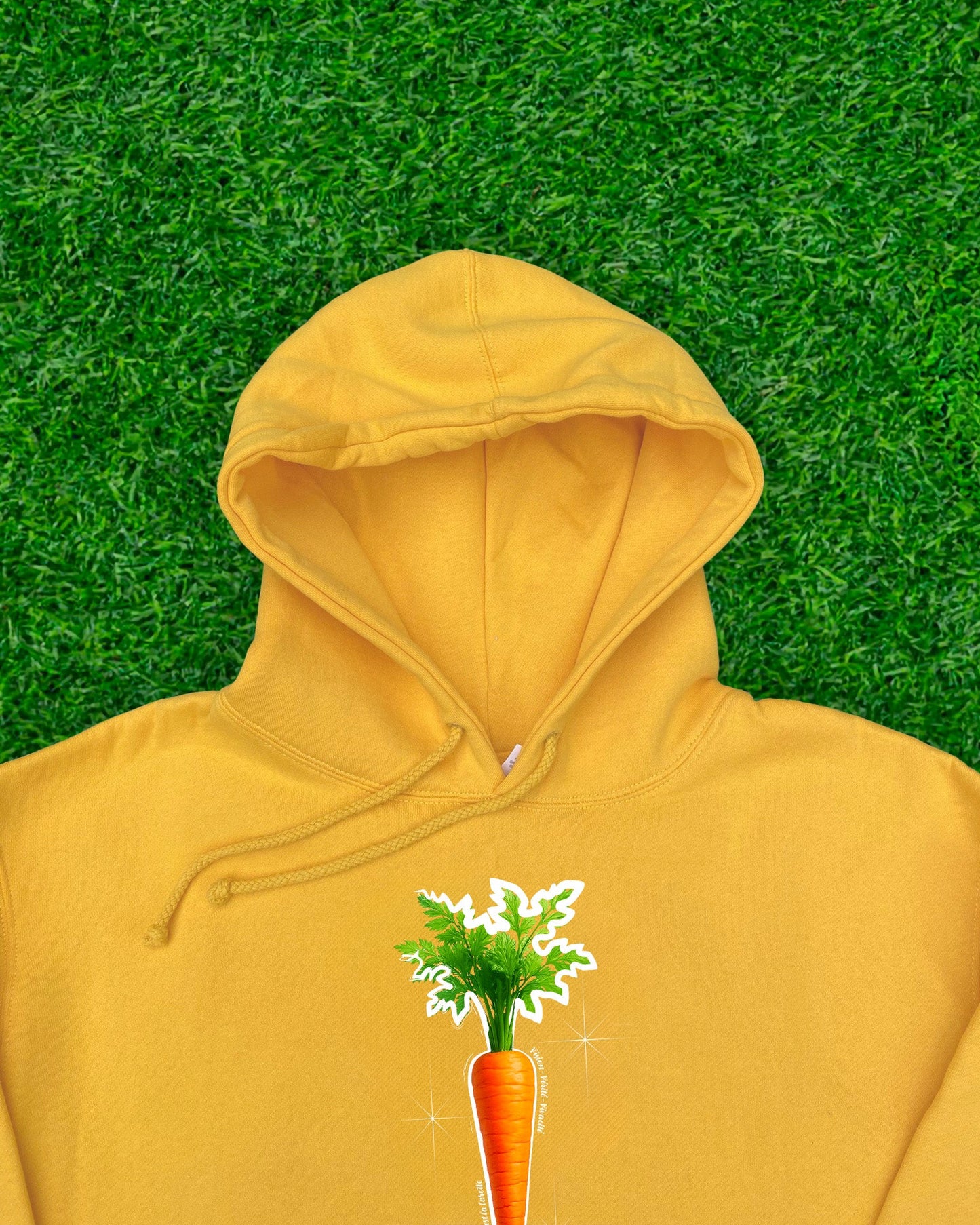 Hoodie premium Les Forces Naturelles — Couleur jaune — Étampe Carotte — Détail capuchon