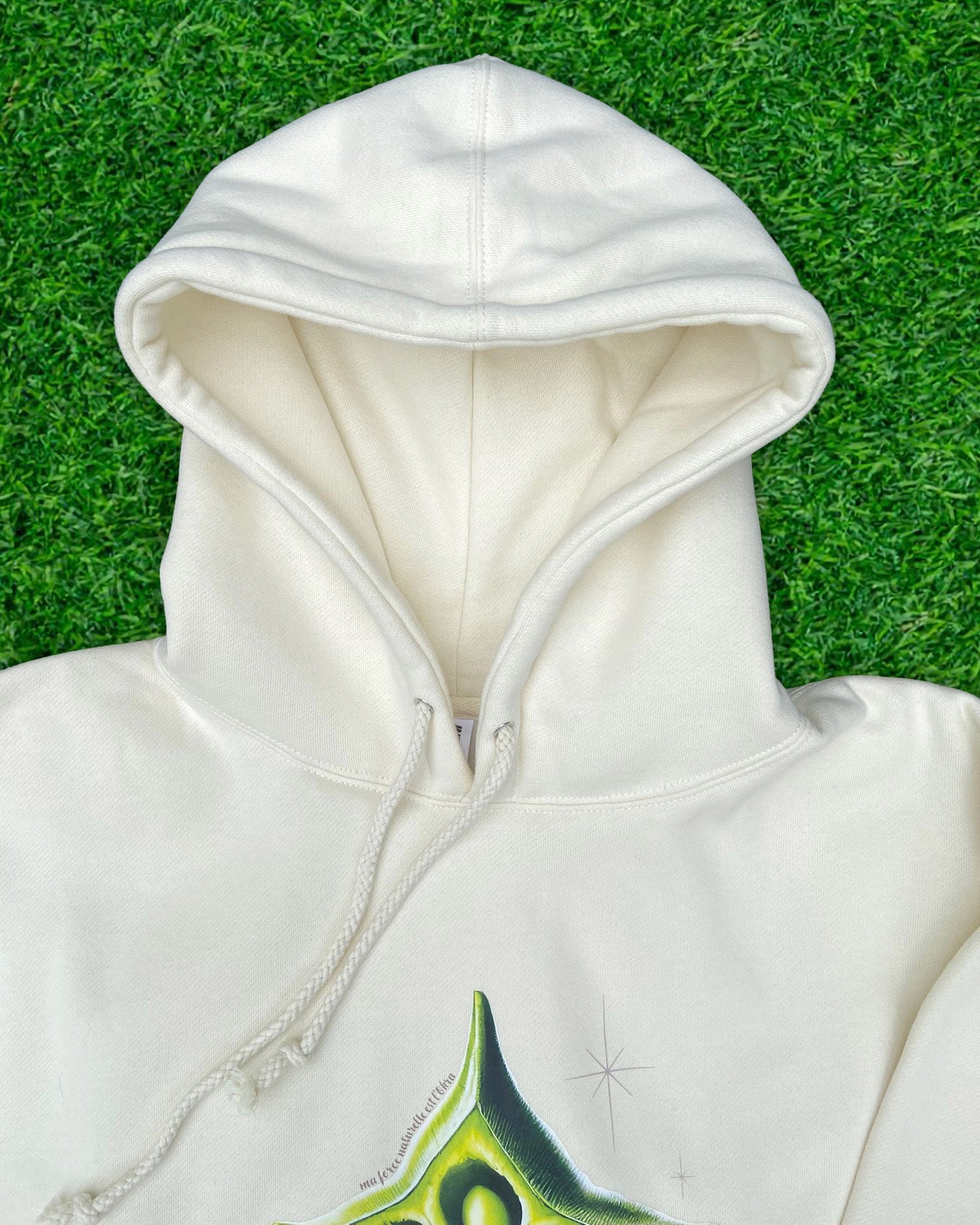 Hoodie de qualité supérieure « Les forces naturelles » — couleur blanc crème — étampe Okra  — capuchon