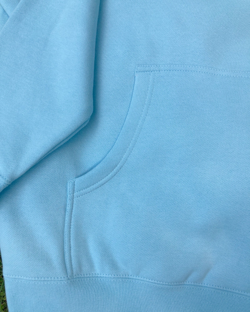 Hoodie de qualité supérieure « Les forces naturelles » — couleur beu ciel — étampe Tomate —  détail de la poche avant
