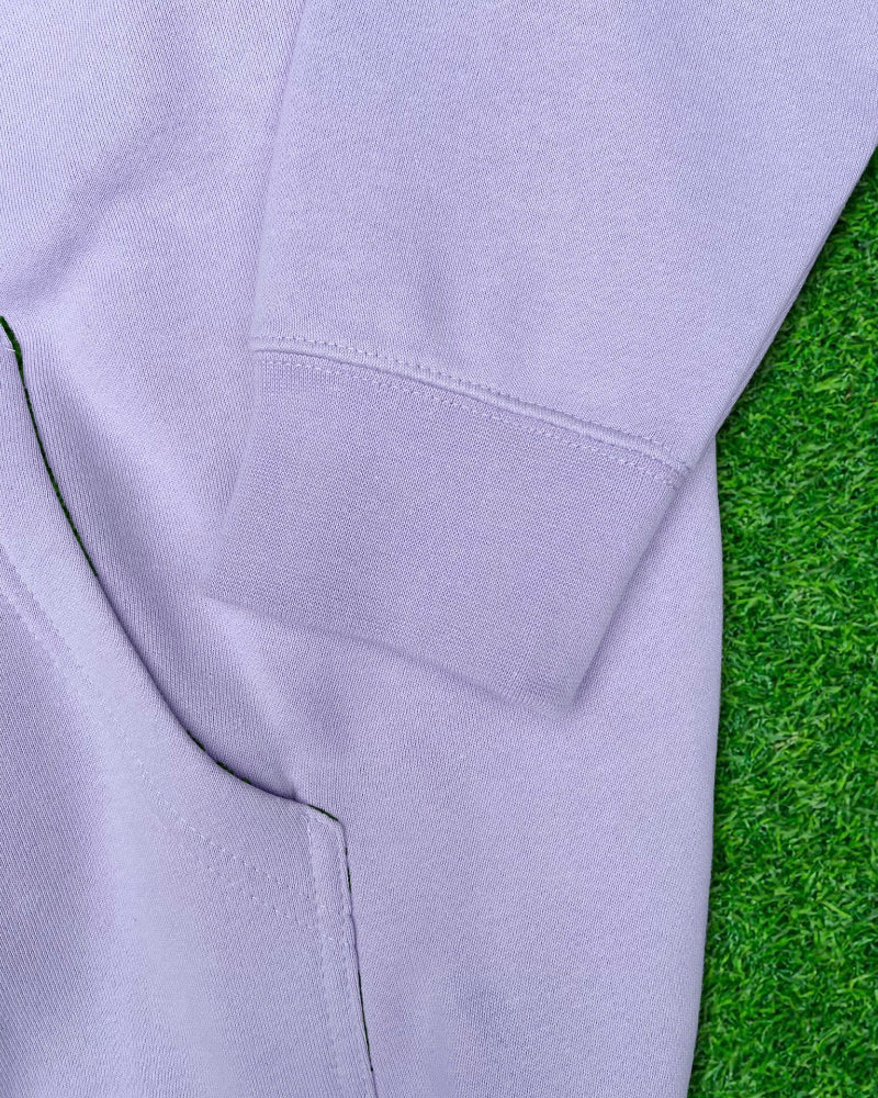 Hoodie de qualité supérieure « Les forces naturelles » — couleur lilas — étampe Artichaut — détail de la manche
