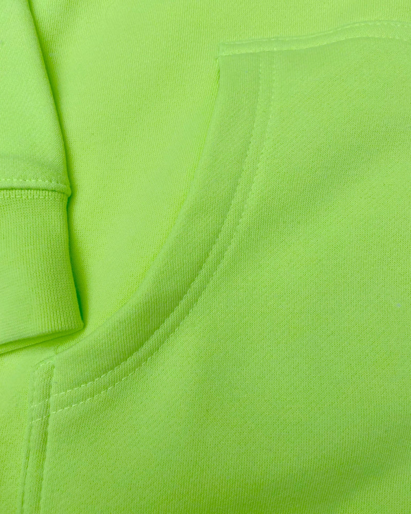 Hoodie de qualité supérieure « Les forces naturelles » — couleur lime — étampe Avocat — détail de la poche avant